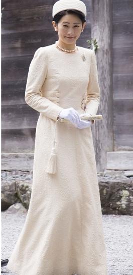 佳子さま伊勢神宮参拝 白のロングドレス姿、お一人で