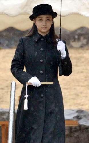佳子さま伊勢神宮参拝 白のロングドレス姿、お一人で