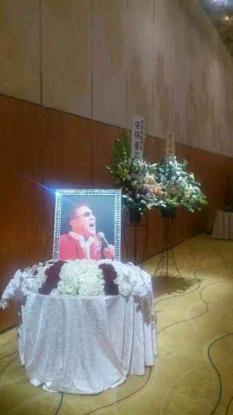 「愛に殉じた」やしきたかじんの妻が10億単位の遺産を残した夫の祭壇にかけた費用は？ネット民が弾き出した金額
