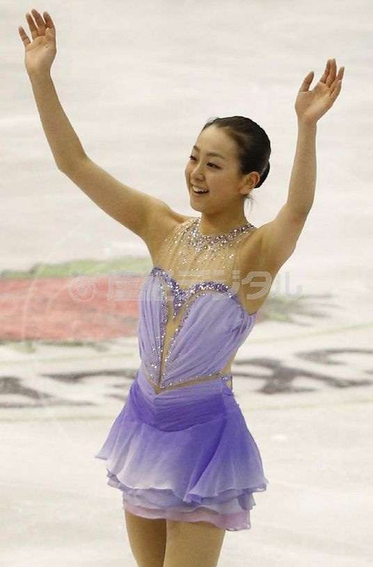 浅田真央、ピンクの袴姿で大学卒業！今後は「分からない」