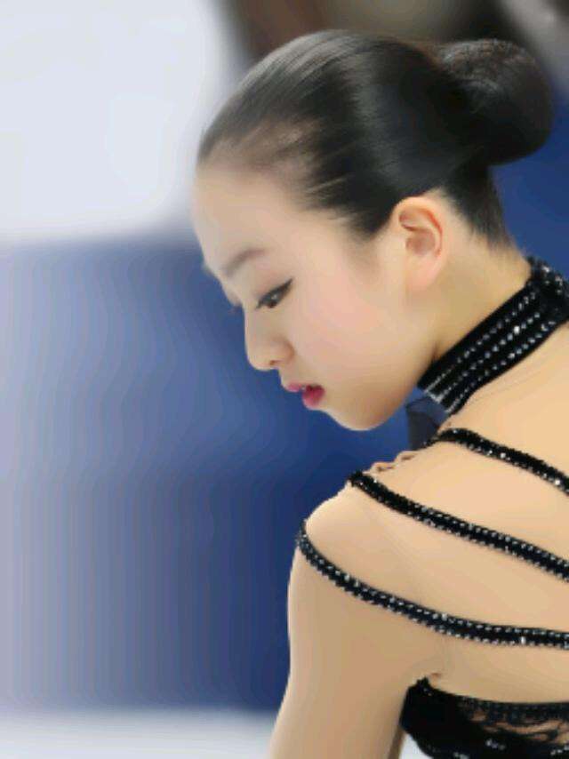 浅田真央、ピンクの袴姿で大学卒業！今後は「分からない」