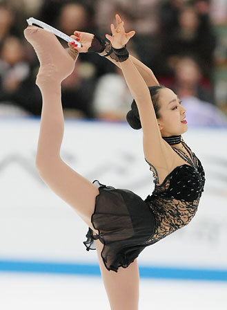 浅田真央、ピンクの袴姿で大学卒業！今後は「分からない」