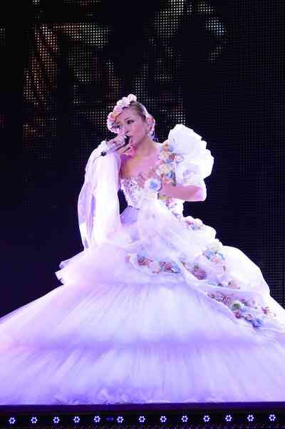 芸能人のウエディングドレス姿を貼っていこう