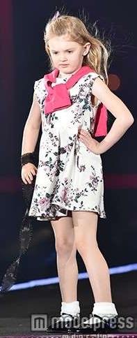 益若つばさ&ダレノガレ明美、キッズモデルとランウェイに ←違和感がすごい