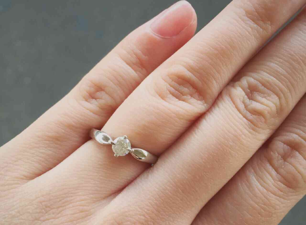 婚約指輪どこで買いましたか？