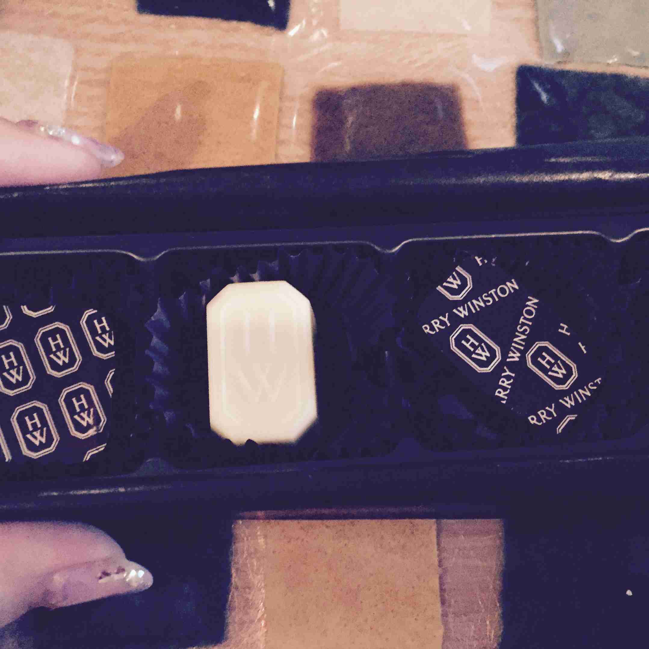 婚約指輪どこで買いましたか？