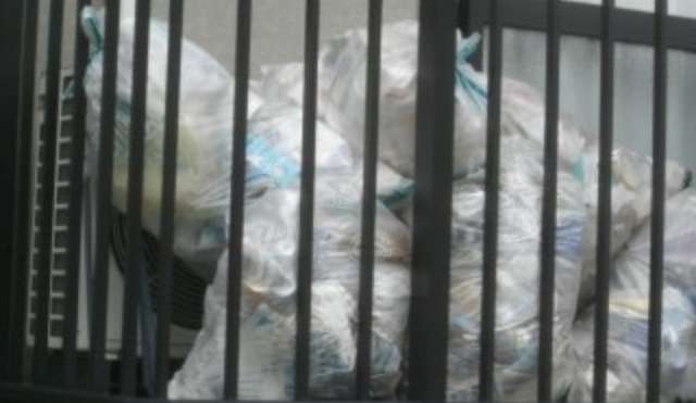 賃貸のベランダにゴミ袋(またはゴミ箱)を置きますか？