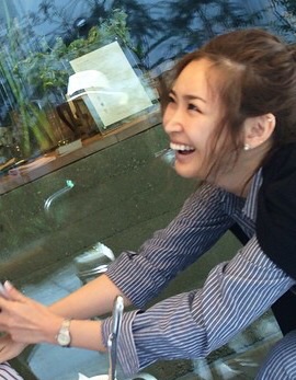 紗栄子がバリで見せた眩しい白ビキニ姿。アクロバティックな飛び込みも披露。