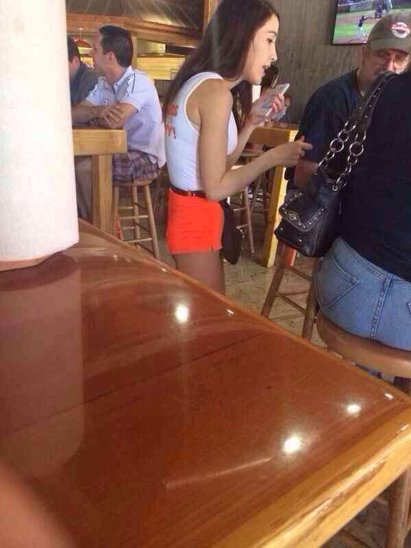 セクシーなウエイトレスでお馴染み『フーターズ』の男性版がオープン！上半身裸のイケメンマッチョがサービスしてくれるらしい