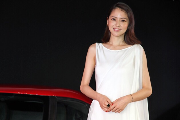 長澤まさみ、美脚のぞかせレッドカーペットに登場 