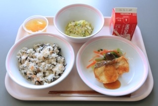 質素すぎる米・小学校の給食。オバマ夫人の「児童の肥満撲滅運動」もここまでか。