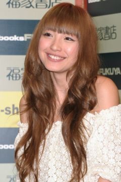 木下優樹菜、美バストあらわに