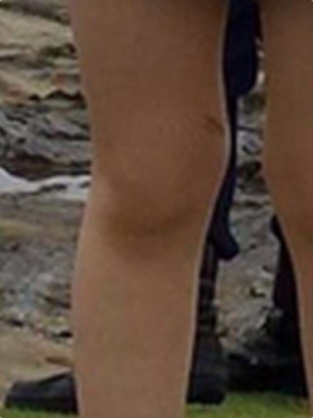 【苦手な方注意】誰の足!? よーく見るとめちゃくちゃ怖い女の子の写真 …海外ユーザーが神奈川で撮影か