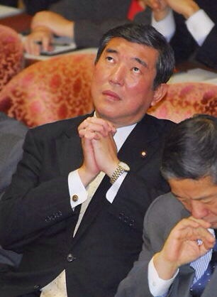眠れない時に聞く曲はありますか？