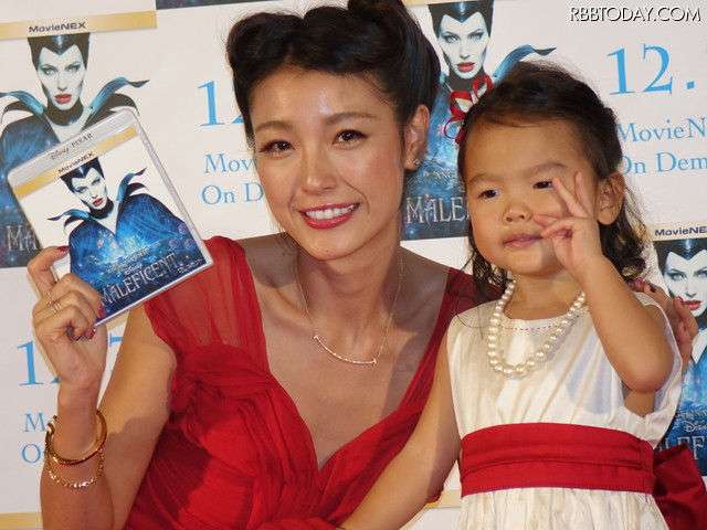 優木まおみ、愛娘と“自然体”2ショットで初表紙