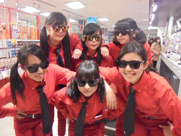 女子中高生の間で花冠をかぶった花冠女子が急増。ネットでは疑問の声も【zip】