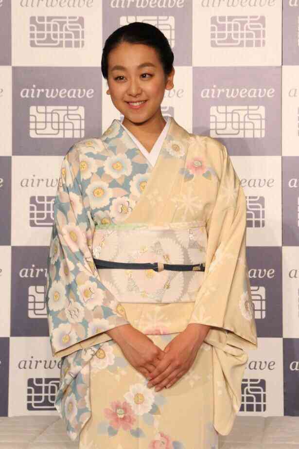 浅田真央が舞妓さんに“変身”、同じ着物・和化粧・髪結いで京舞挑戦。