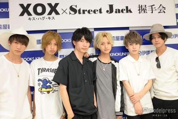 新世代のイケメングループ・XOX、“濃密”握手会にファン熱狂 女子450人が詰めかける
