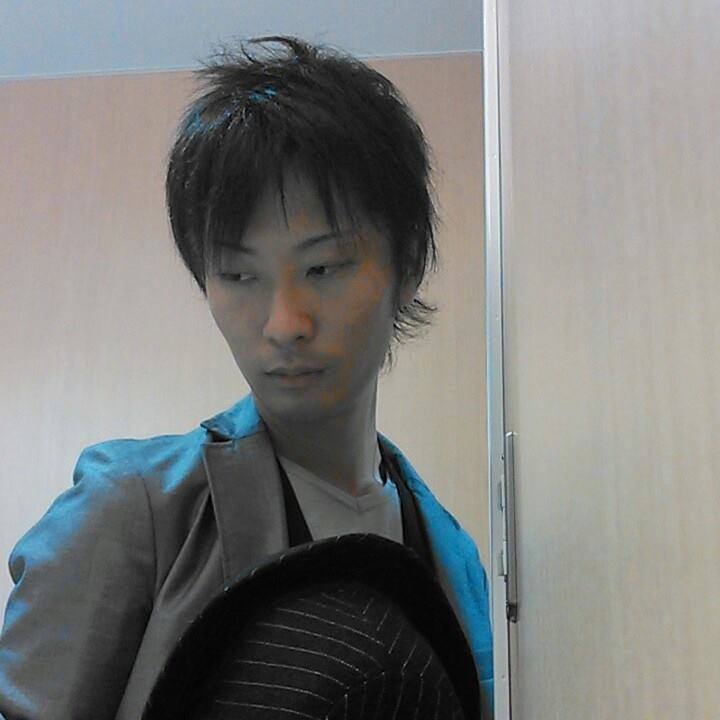 新京成線ホームで堂々と重なり合う制服男女「大胆すぎる行為」に撮り鉄仰天