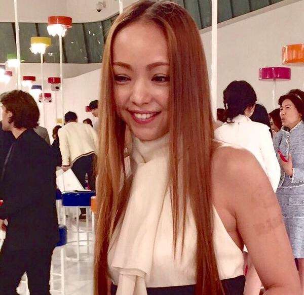 安室奈美恵がスリット入りロングドレスで大人なダンス。新作『Stranger』のMVを公開。