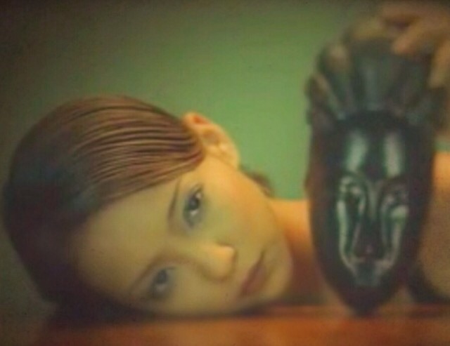 安室奈美恵がスリット入りロングドレスで大人なダンス。新作『Stranger』のMVを公開。