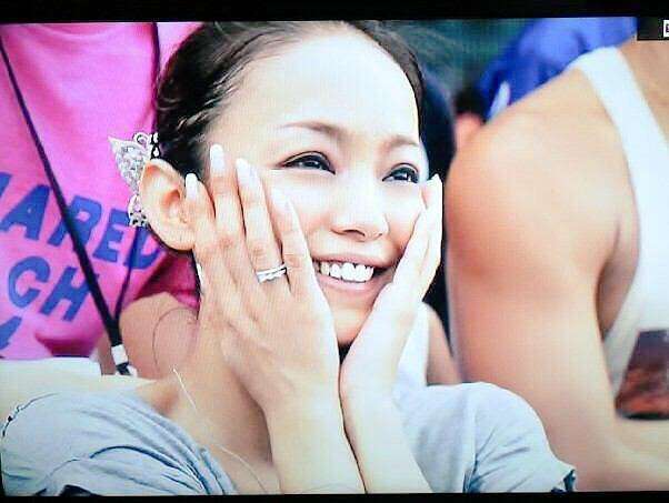 安室奈美恵がスリット入りロングドレスで大人なダンス。新作『Stranger』のMVを公開。