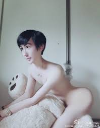 【微閲覧注意？】裸・半裸・キラキラおめめ…超越した自撮りセンスを誇る男性 「ちょっと整形しただけ」と主張