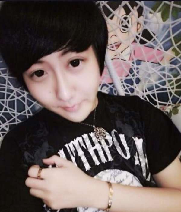 【微閲覧注意？】裸・半裸・キラキラおめめ…超越した自撮りセンスを誇る男性 「ちょっと整形しただけ」と主張