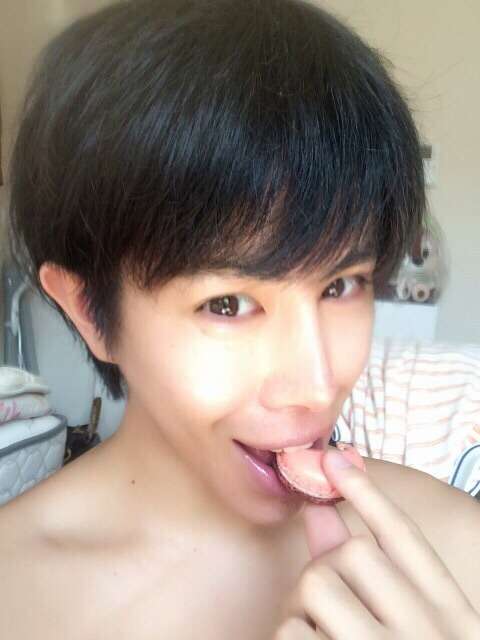 【微閲覧注意？】裸・半裸・キラキラおめめ…超越した自撮りセンスを誇る男性 「ちょっと整形しただけ」と主張