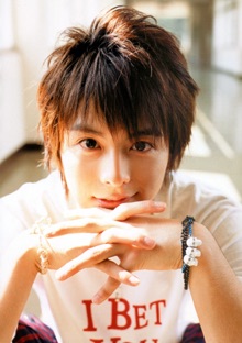 小池徹平“ガチ壁ドン”される「いきなりオッパイ触らされて金要求」。ムキムキの腹筋も話題に