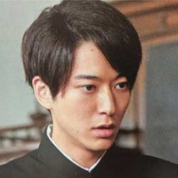 小池徹平“ガチ壁ドン”される「いきなりオッパイ触らされて金要求」。ムキムキの腹筋も話題に