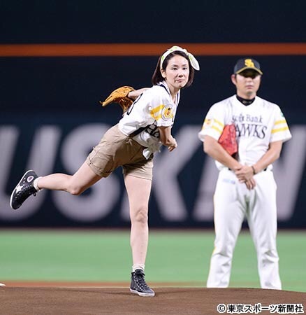 吉田羊、ショーパン姿で人生初始球式。ノーバンならず再登板希望
