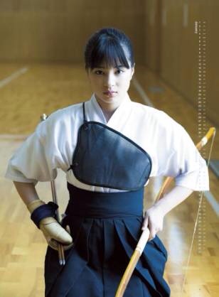 広瀬すず、映画「ちはやふる」で初主演！エクステでロングヘアに