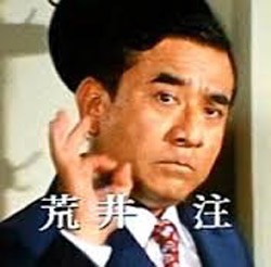 米国　ワニの背に立って川を渡るアライグマが話題に