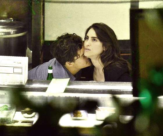 オーランド・ブルーム、すし屋で黒髪美女といちゃいちゃキス
