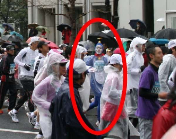干ばつのタイで雨乞いの儀式　動物虐待で本物の猫は使えずかわりにドラえもんを…