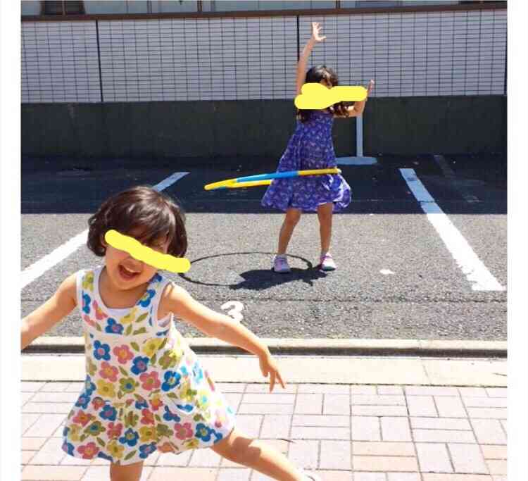 家の前で我が子を遊ばせる「道路族」 道交法違反の可能性も