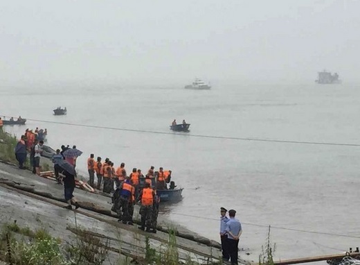 【中国・長江】竜巻で458人乗り客船転覆、大半が行方不明 船長は救出