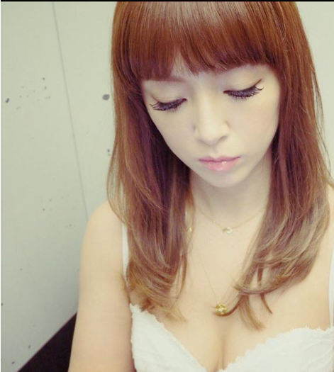 浜崎あゆみ、肩出し服で胸の谷間も露わな写真公開