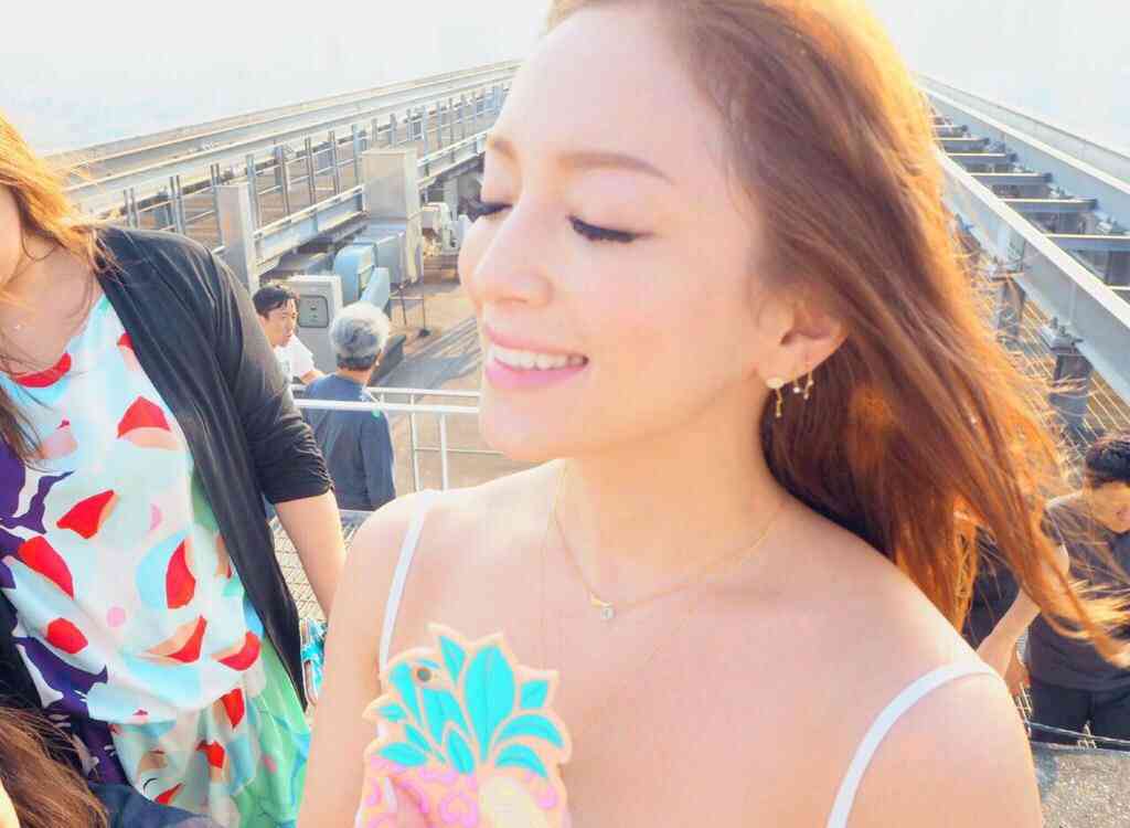 浜崎あゆみ、肩出し服で胸の谷間も露わな写真公開