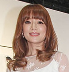 浜崎あゆみ、肩出し服で胸の谷間も露わな写真公開