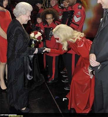 【セクシー注意】最新のレディー・ガガさんの衣装が話題に