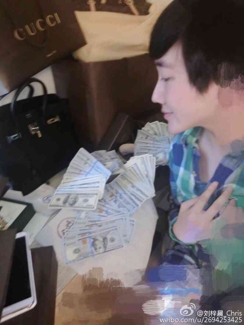 【微閲覧注意？】裸・半裸・キラキラおめめ…超越した自撮りセンスを誇る男性 「ちょっと整形しただけ」と主張