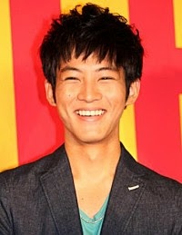 笑顔がブスな人ー!