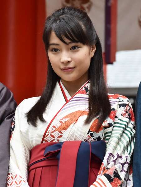 広瀬すず、映画「ちはやふる」で初主演！エクステでロングヘアに