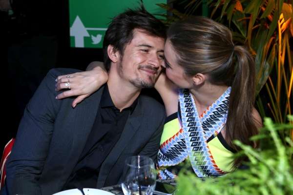 オーランド・ブルーム、すし屋で黒髪美女といちゃいちゃキス