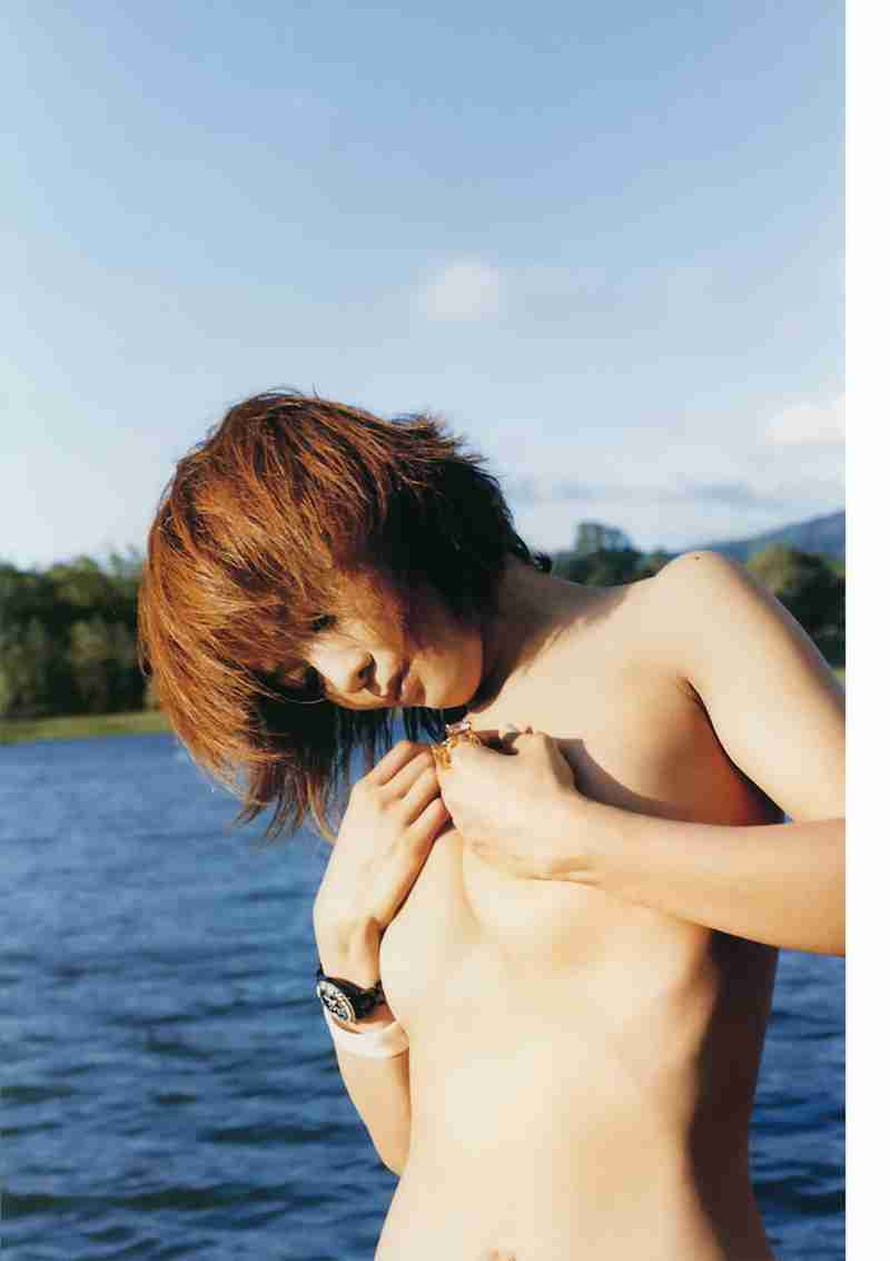 華原朋美が大胆“手ブラ”披露、「週刊プレイボーイ」グラビア喜ぶ。