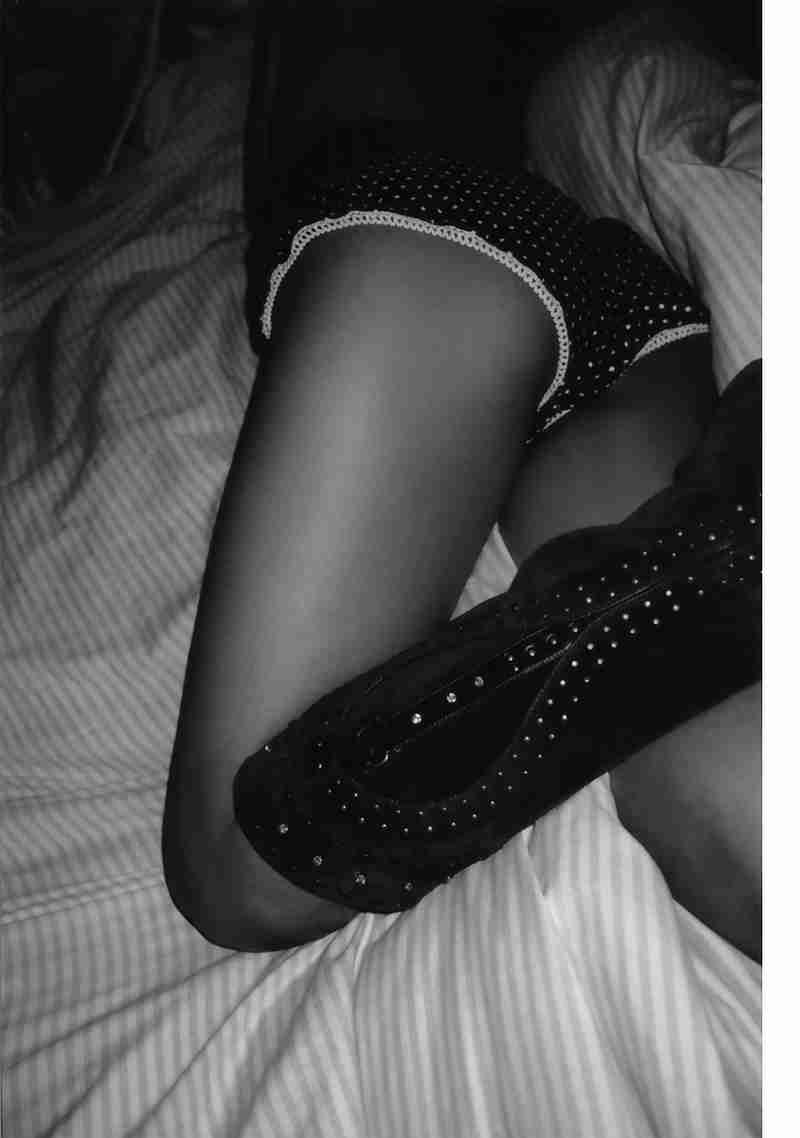 華原朋美が大胆“手ブラ”披露、「週刊プレイボーイ」グラビア喜ぶ。