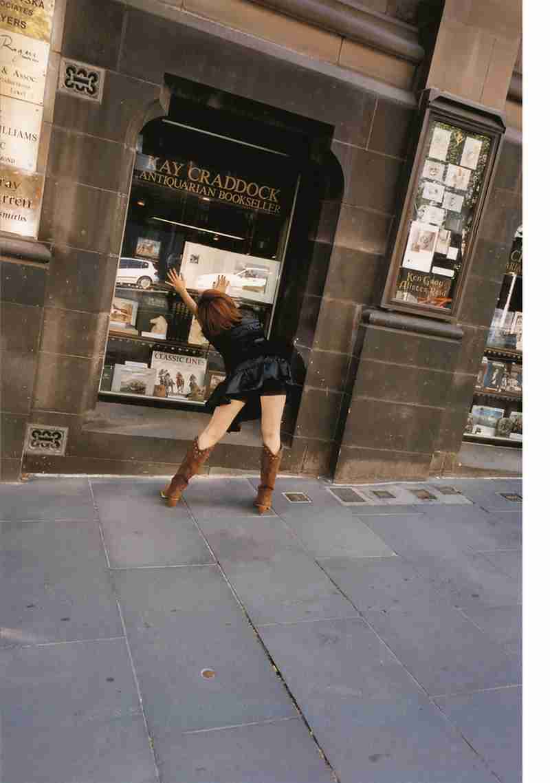 華原朋美が大胆“手ブラ”披露、「週刊プレイボーイ」グラビア喜ぶ。