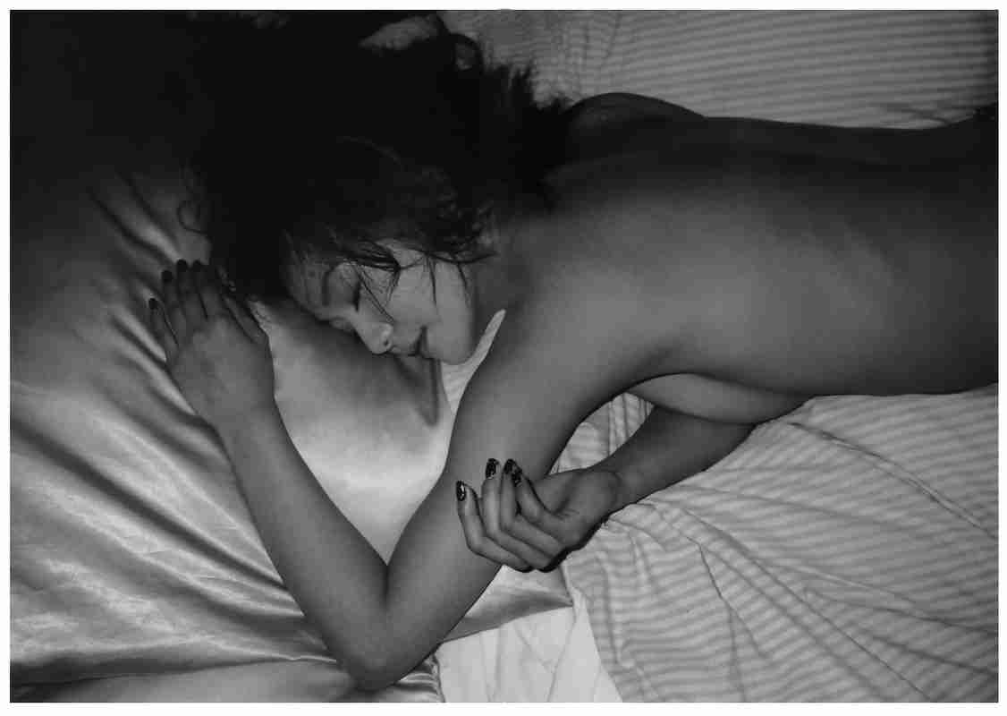 華原朋美が大胆“手ブラ”披露、「週刊プレイボーイ」グラビア喜ぶ。